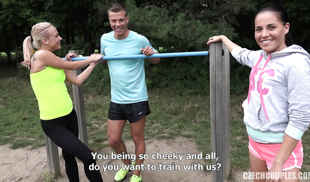 Chłopaki z Pragi uwodzą uroczą dziewczynę do ostrego seksu na świeżym powietrzu