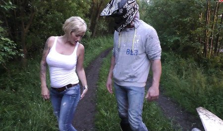 Motocyklista z Berlina spuszcza się w dupę cycatej kochanki poza miastem