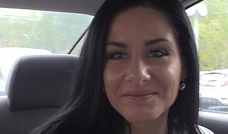 Chłopaki zwerbowali gorącą brunetkę do seksu w jej mieszkaniu