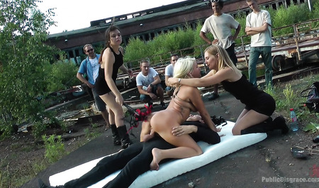 Blondynka bawi się BDSM na świeżym powietrzu w towarzystwie dwóch dominujących dziewczyn