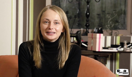 Dziewczyna z Rosji zostaje wyruchana w dupę przez agenta w studiu erotycznym