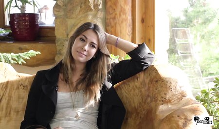 Rosjanka zostaje zerżnięta w dupę na castingu z wytatuowanym mężczyzną w Ameryce