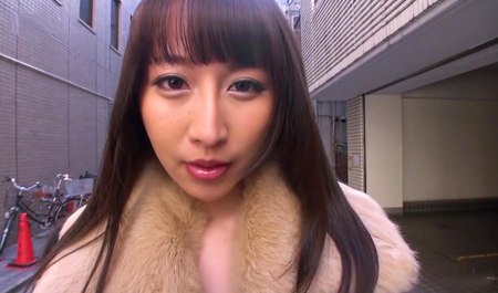 Urocza Azjatka ssie kutasa facetowi na ulicy i zostaje tam wyruchana na pieska