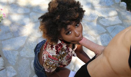 Ciemna mulatka rucha się z wysokim facetem z dużym penisem