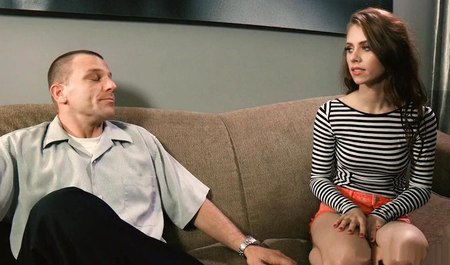 Facet z sąsiedztwa uwodzi piękną młodą kobietę podczas seksu oralnego