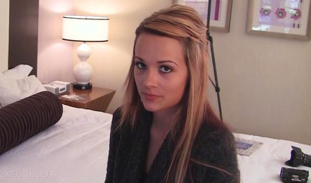 Młoda dziewiętnastoletnia studentka zostaje uderzona we wszystkie dziurki przez agenta na castingu