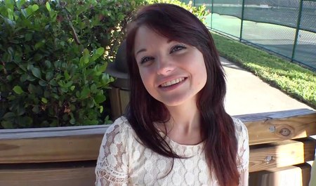 Zamiast spotykać się ze swoim chłopakiem, minx uprawiała seks z podrywaczem z wytryskiem