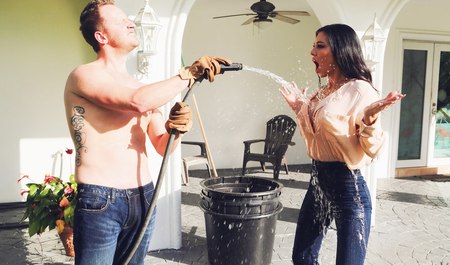 Cycata kobieta dotarła do ogrodnika i dostała gorącego kutasa w cipkę na pieska