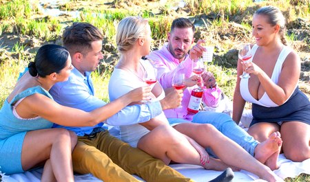 Burzliwa orgia na łonie natury z dwoma chłopakami i trzema dziewczynami