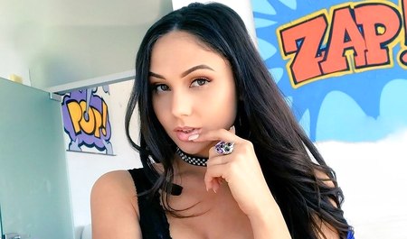 Dziewczyna z czarnymi włosami zadowala kochanka seksem analnym