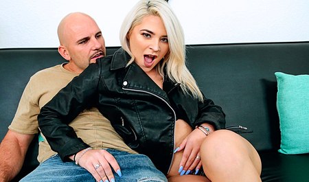 Krągła blondynka uwodzi dużego faceta na seks na pierwszej randce