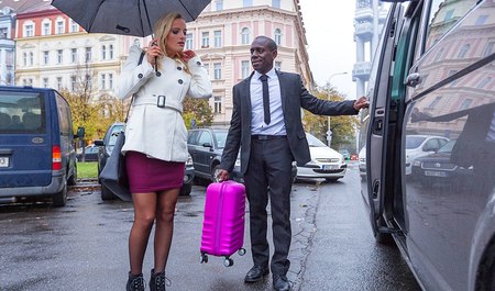 Czarny taksówkarz z Houston rucha w dupę piękną blondynkę