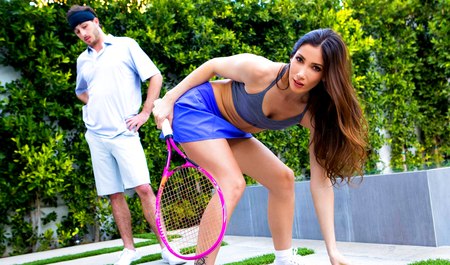Młoda kobieta zaprasza faceta na tenisa, ale uprawia z nim seks