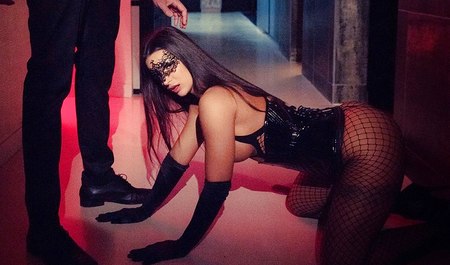 Dziewczyna z dużymi piersiami ściskała wieczorem faceta w najlepszych tradycjach BDSM