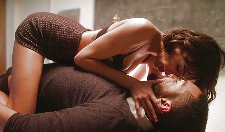 Dyrektor college'u ostro rucha nauczyciela na stole po zajęciach