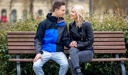 Facet zaprasza dziewczynę do domu i rucha ją wytryskiem