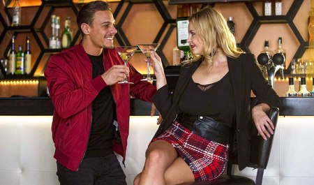 Blondynka z Petersburga poderwała w barze obcokrajowca i mocno go wyruchała w jego pokoju