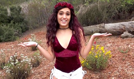 Facet rucha się ze swoją dziewczyną na świeżym powietrzu i w domu