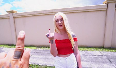 Piękna blondynka została upieczona i pobita w minibusie