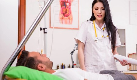 Młody lekarz ssał penisa nieprzytomnego faceta i uprawiał ostry seks w pracy