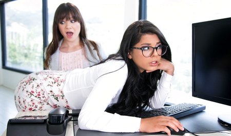 Ładna laska zamiast seksu z administratorem systemu uwodzi młodego kolegę do stosunku