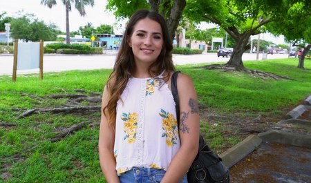 Brodaty miłośnik pickupów poderwał nastolatkę i pieprzył ją w kabinie minibusa