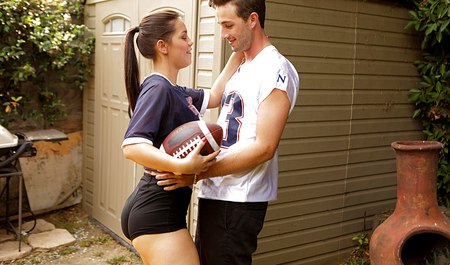 Urocza Alina Lopez zamiast grać w rugby, uprawia seks z koleżanką