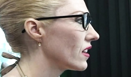 Dojrzała nauczycielka rucha się z młodym kujonem