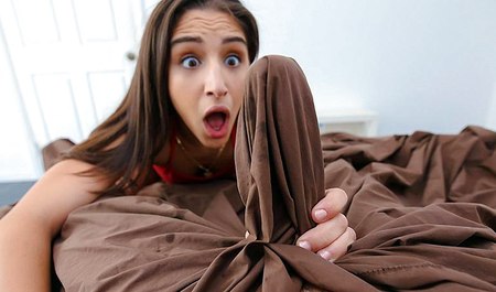 Zauważyłem dużego kutasa mojego przyrodniego brata i ssałem go kontynuując