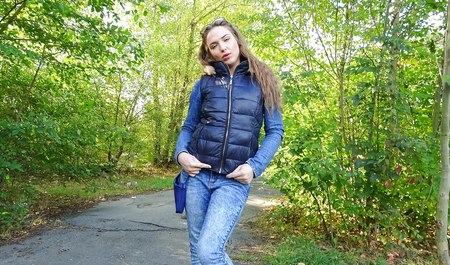 Facet rano odebrał laskę turystyczną i usmażył ją w pobliskich krzakach