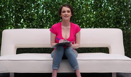 Dziewczyna z dużym biustem i lokami po raz pierwszy uprawia seks międzyrasowy na castingu