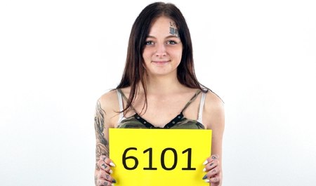 Czeszka ssie agenta i kręci nim podczas seksu na castingu