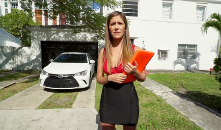 Łysy facet podwiózł cycatą nauczycielkę i po drodze pieprzył ją za pieniądze