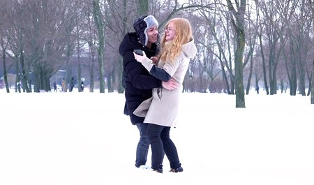 Młode małżeństwo z Petersburga po zajęciach na uniwersytecie spieszy się do seksu w mieszkaniu