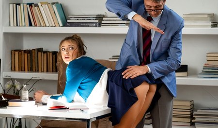 Piękna miejscowa studentka świetnie rucha się z nauczycielem w klasie