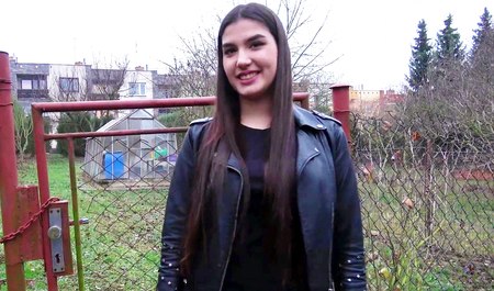 Przyjaciel nie pojawił się na randce, więc piękna brunetka ssie kutasa podrywacza