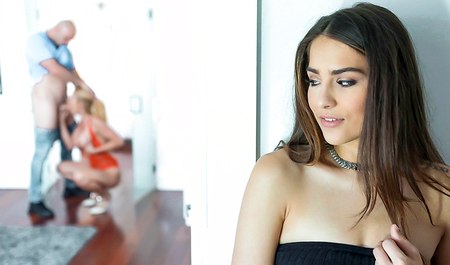 Laska zaprosiła znajomego i wraz z rodzicem organizowała z nim grupowe porno