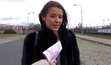 Facet prosi dziewczynę, żeby pokazała piersi i uprawiała seks w samochodzie za pieniądze