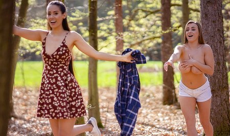 Dwie młode dziewczyny poszły do gaju zbierać jagody, a potem wróciły, żeby uprawiać seks lesbijski