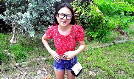 Chłopaki podrywają uroczą Azjatkę i uprawiają z nią międzyrasowe porno w minibusie