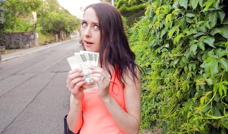 Turysta uwodzi miejscową dziewczynę na seks w krzakach za przyzwoite pieniądze