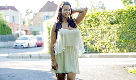 Zamiast wybrać się na wycieczkę z koleżanką, cycata młoda kobieta uprawiała seks za pieniądze na świeżym powietrzu