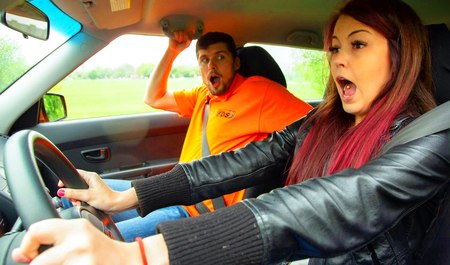 Czeszka Cindy Shine uczy się prowadzić samochód i ruchać się z instruktorem na podeście