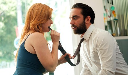 Lekarz tłumaczy sny rudowłosej Penny Pax brakiem seksu i zapewnia leczenie