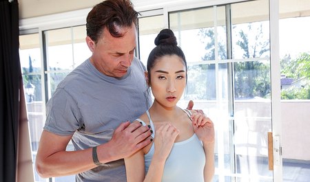 Smukła chińska baletnica uwodzi dyrektora do seksu międzyrasowego