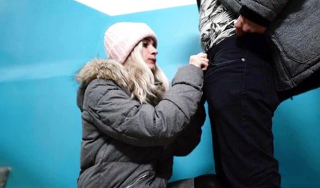 Dziewczyna z Wołgogradu ssie kutasa faceta na wejściu w poszukiwaniu adrenaliny