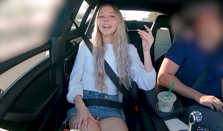 Młoda blondynka nie ma nic przeciwko uprawianiu seksu w studiu w celu zarobienia pieniędzy