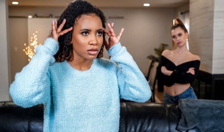 Mulat odwiedził hałaśliwą sąsiadkę i odbył z nią międzyrasowy seks lesbijski