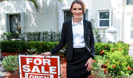 Łysy mężczyzna przyszedł obejrzeć mieszkanie, ale zamiast tego pieprzył się z pośrednikiem w handlu nieruchomościami