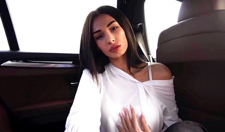 Moja przyjaciółka jest nie tylko miłośniczką muzyki, ale także dobrą dziewczyną, która robi loda